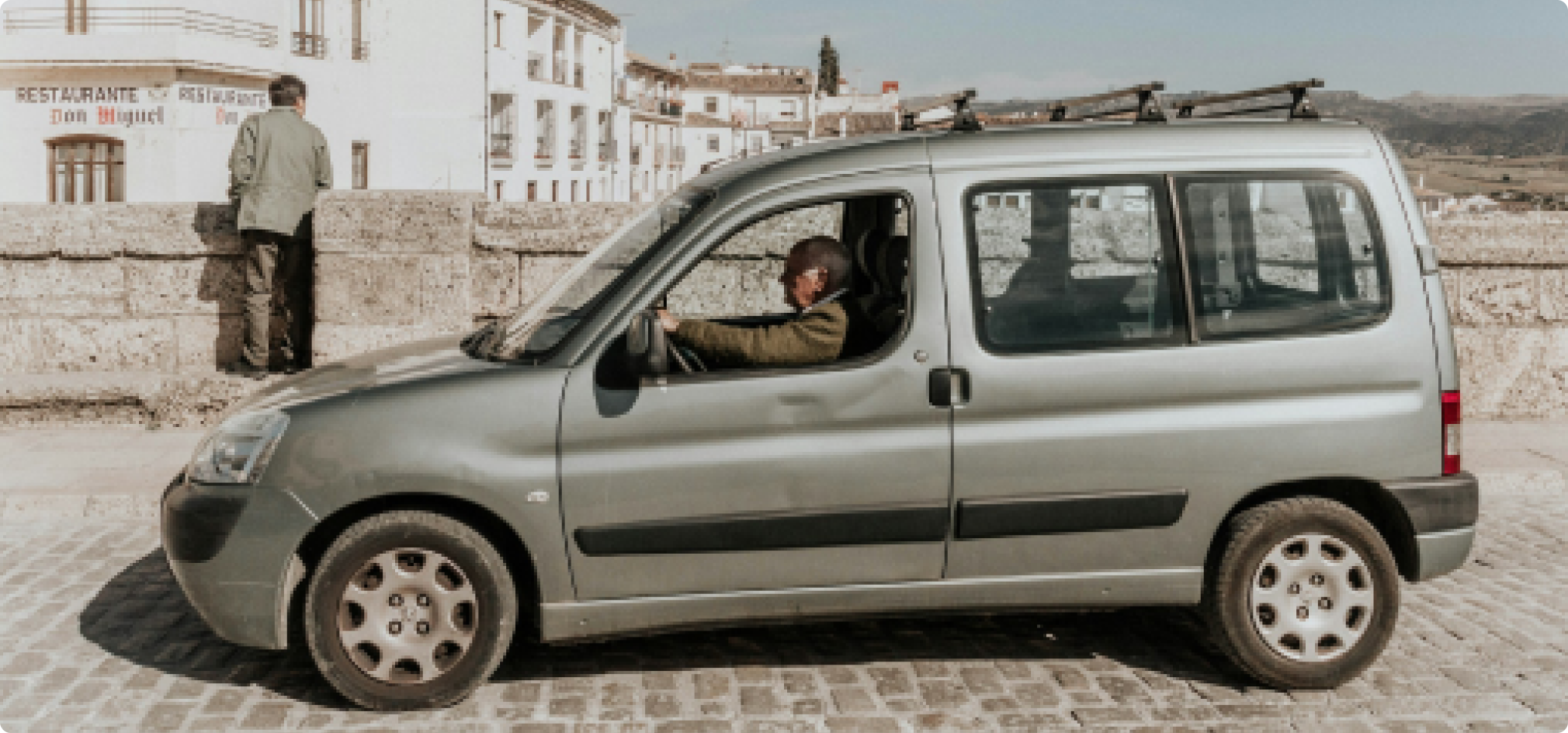 Carro em rua de paralelepípedos